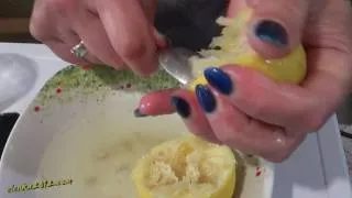 Методи за почистване на вътрешността на микровълнова лимон или лимонена киселина