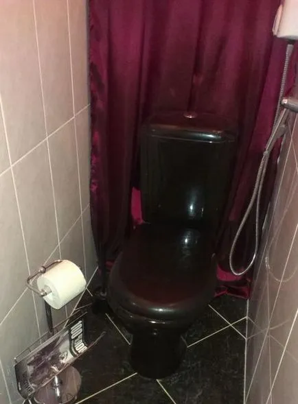 Toaletă în interior, în fotografie negru,, WC roșu, galben colorat