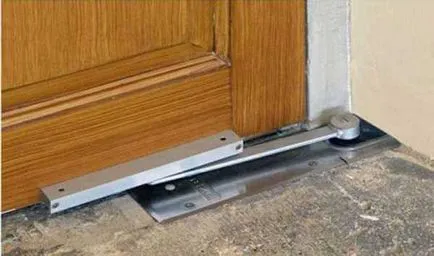 Instalați ușa mai aproape de ușă pentru a instala și de a regla