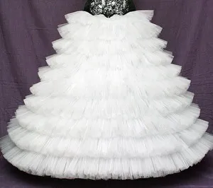 Модела шие сватбена рокля корсет, пола, лентов кабел, болера