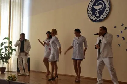 В Кривой Рог окръжна болница медицинска сестра започна да танцува пред своите началници и колеги (снимка)