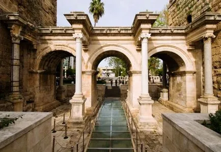 Hadrianus kapu Antalya