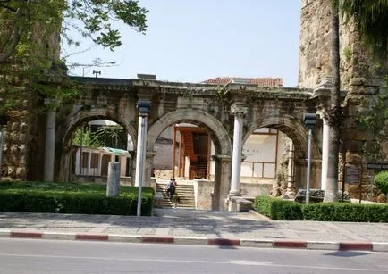 Poarta lui Hadrian în Antalya