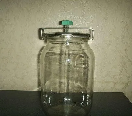Bor tárolására egy műanyag palackot, és egy üvegedénybe