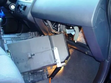Înlocuirea filtrului de cabină Nissan Tiida tehnologie pas cu pas fotografii