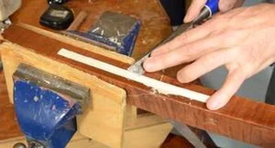 Cum să repare piciorul unui scaun, stăpânul casei