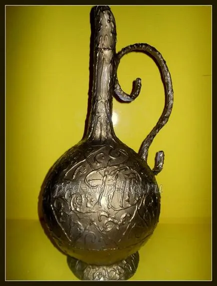 Amphora cu mâinile lor