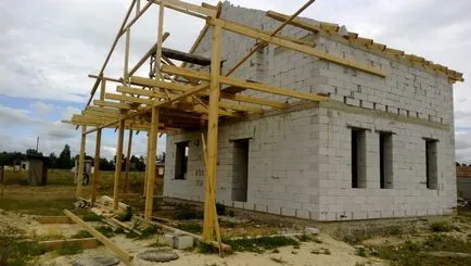 Balcoane cu mâinile lor într-o casă privată la etajul al doilea