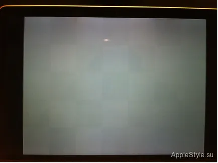 Борейки се с - призраците - на екрана MacBook Pro ретината