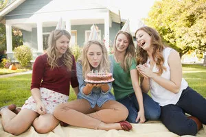 Ce să poarte în ziua de naștere a unui prieten într-o cafenea Foto & Video - Ziua femeii