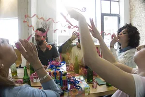 Ce să poarte în ziua de naștere a unui prieten într-o cafenea Foto & Video - Ziua femeii