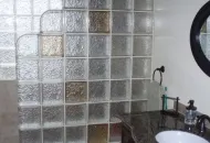 Blocuri de sticlă decorative în interiorul apartamentului