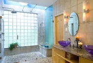 Blocuri de sticlă decorative în interiorul apartamentului