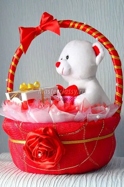 Направете оригинален подарък със собствените си ръце една голяма кошница с бонбони и меки играчки