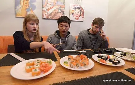 A kísérletet egy igazi japán sushi íze igazi Gomel - Hírek képekben