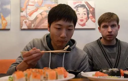 A kísérletet egy igazi japán sushi íze igazi Gomel - Hírek képekben