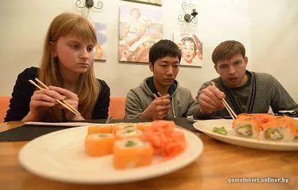 A kísérletet egy igazi japán sushi íze igazi Gomel - Hírek képekben