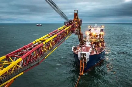 Как да добиват нефт в морето, тъй като създава и управлява добива на нефт платформа, в Северно море