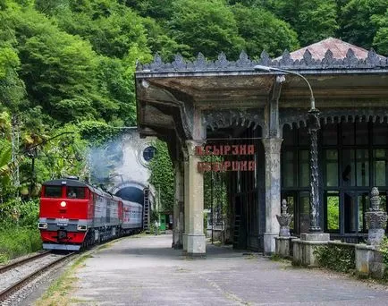 Hogyan lehet eljutni Abházia vonattal, busszal, autóval, katamarán, önerejéből