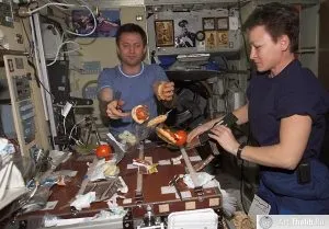 Pe măsură ce astronauți mânca în spațiu