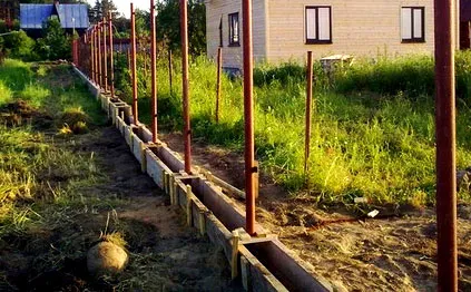 Hogyan készítsünk egy szalag alapítvány egy tégla kerítés és a kerítés hullámkarton saját kezűleg