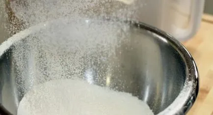 Hogyan kell főzni egy piskóta sűrített tej a recept egy fotó