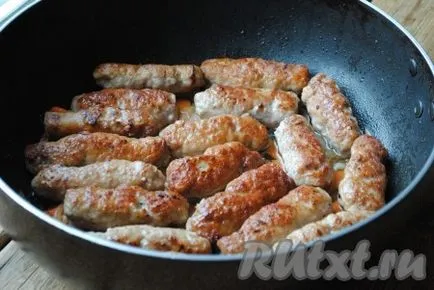 Főzni egy serpenyőben chevapchichi - recept fotókkal