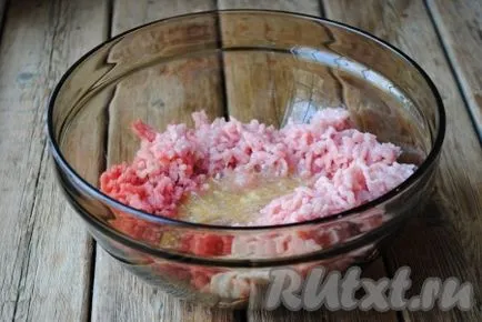 Főzni egy serpenyőben chevapchichi - recept fotókkal