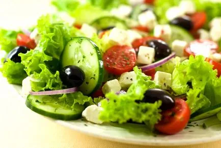 Reteta clasica pentru salată grecească cu brânză feta în trepte cu fotografii