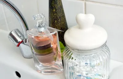 Cum sa faci parfum dureze mai mult - câteva trucuri