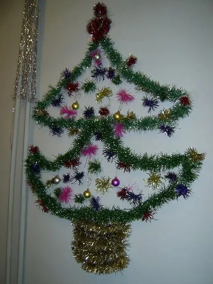 Cum sa faci un pom de Crăciun dintr-un beteala pe un perete