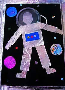 Рана космонавт на хартия или фолио с ръцете си космонавтиката Ден