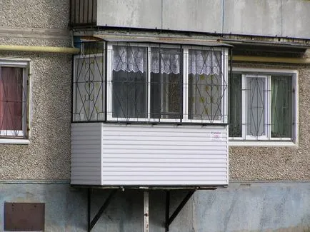 Podea pe grinzi pe balcon și o loggie cu mâinile lor