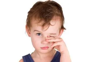 A gyermek megdörzsöli a szemét - a gyermek fejlődése