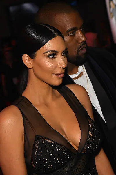 A titok nyakkivágás Kim Kardashian megmutatta, hogyan kell viselni egy ruhát egy lezúduló nyakkivágással, pletyka