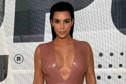 A titok nyakkivágás Kim Kardashian megmutatta, hogyan kell viselni egy ruhát egy lezúduló nyakkivágással, pletyka