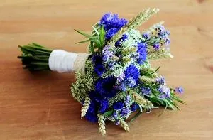 Blue булчински букет - сини рози и хризантеми