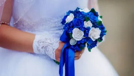 Kék menyasszonyi csokor - kék rózsa és krizantém