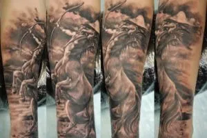 fotó Tattoo Nyilas - a konstelláció a férfi és női tetoválás Yurets szívében tölgy