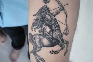 fotó Tattoo Nyilas - a konstelláció a férfi és női tetoválás Yurets szívében tölgy