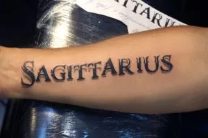 fotó Tattoo Nyilas - a konstelláció a férfi és női tetoválás Yurets szívében tölgy