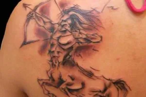 fotó Tattoo Nyilas - a konstelláció a férfi és női tetoválás Yurets szívében tölgy