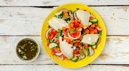 Salata cald, cu pește alb, castraveti si ardei dulce