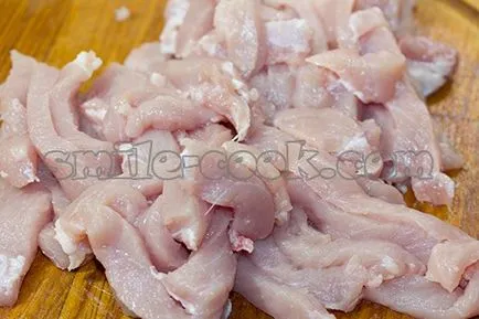 Salata caldă de porc la gratar cu castraveti - reteta pentru o salata calda cu carne de porc
