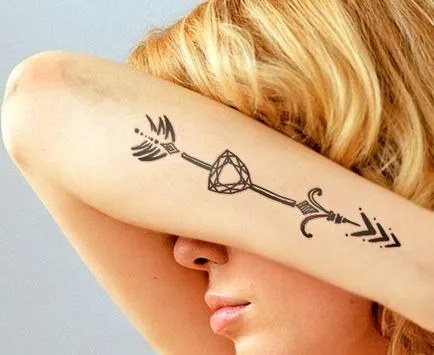 fotó Tattoo Nyilas - a konstelláció a férfi és női tetoválás Yurets szívében tölgy