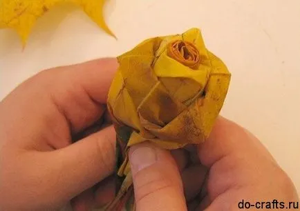 Hogyan készítsünk virágokat a levelek meg a kezét