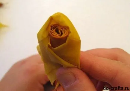 Hogyan készítsünk virágokat a levelek meg a kezét