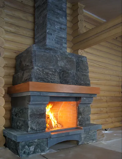 Dispozitiv de coș de fum într-o casă de lemn