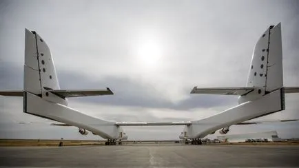 Úgy gördült ki a legnagyobb repülőgép a világon - a fegyver MTI