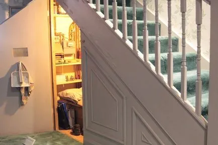 Вграден гардероб под стълбите в частен дом, с опции килера под стълбите, монтаж